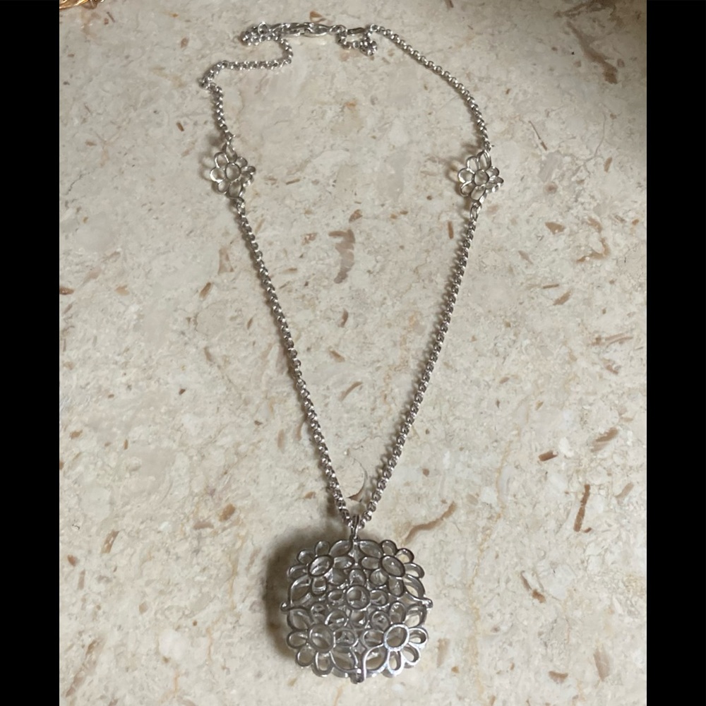ROGET Vintage Silver Tone 3D Flower Pendant Necklace